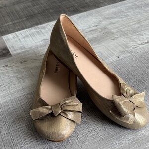 Stevies Gold Bow Flats little girls size 4 like new